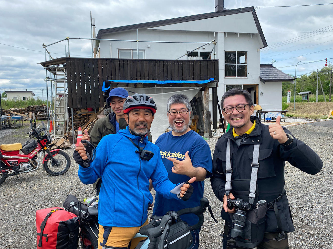 美瑛に住むカメラマンの友人を訪ねた。右から2人目