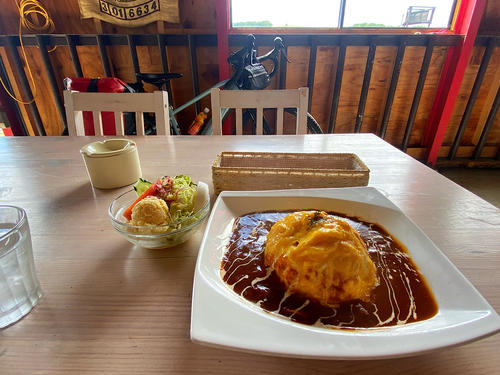 牛すじが入ったトロトロオムライス