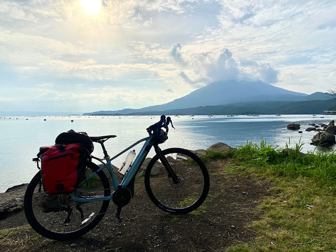 鹿児島湾越しに、噴煙を上げる桜島が見えてきた