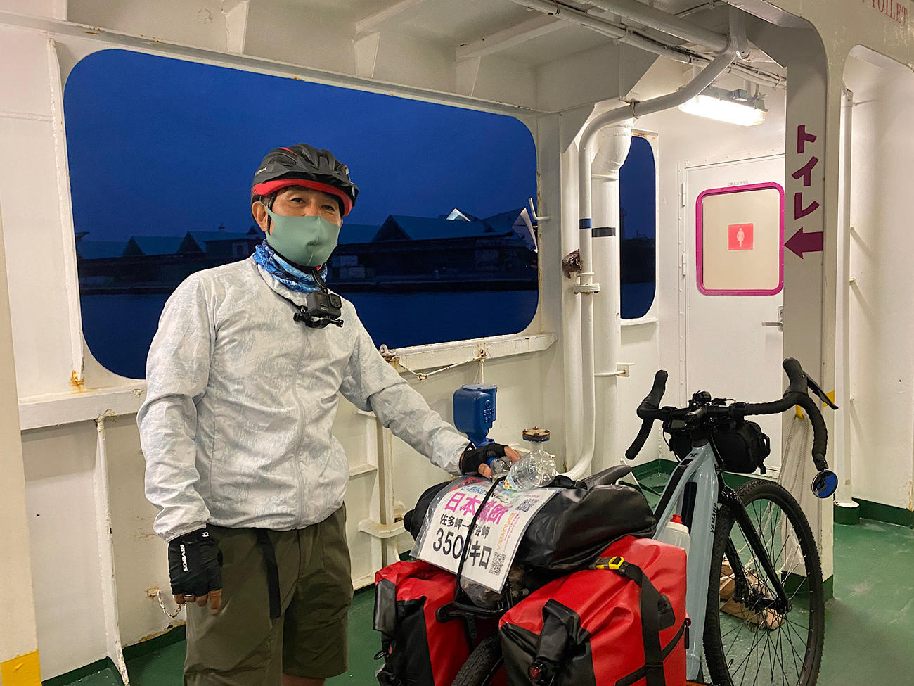 桜島港から桜島フェリーに乗って鹿児島港へ。15分の短い船旅を楽しむ