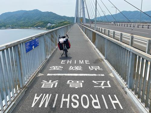 多々羅大橋の途中に書かれた県境線。旅は広島県から、四国・愛媛県へ
