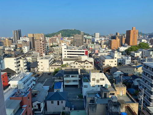 ホテルの窓から眺める松山市街。この数分後にギックリ腰になった