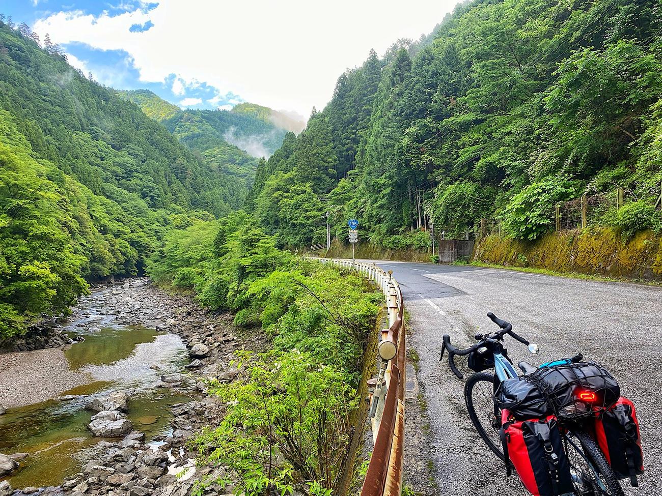 山の中を走る国道195号で徳島へ向かう