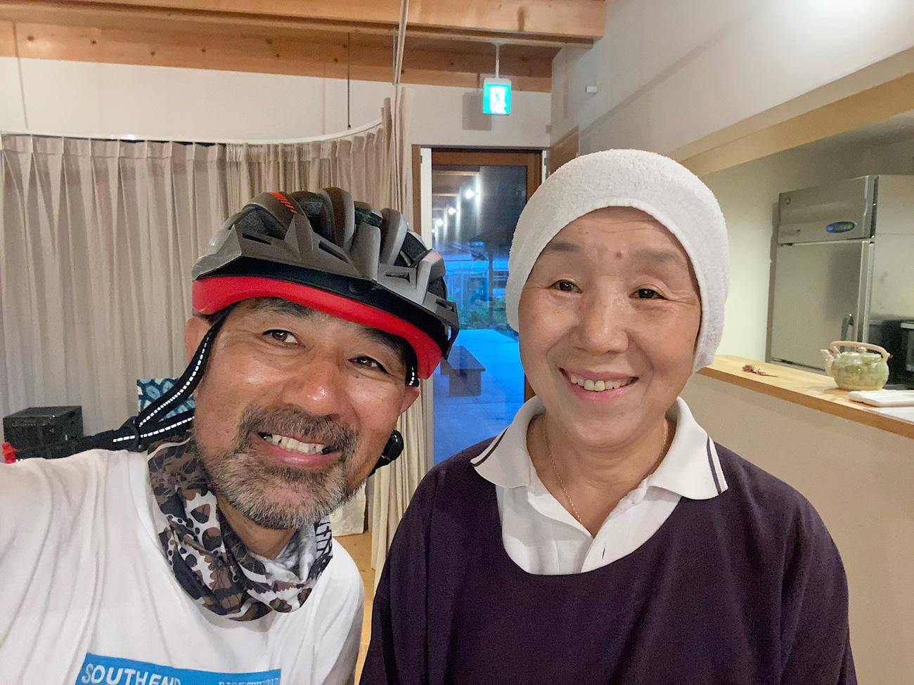 ゲストハウス『はなれ』のオーナー中野さん。到着すると「まさか自転車とは思わなかった」と笑った