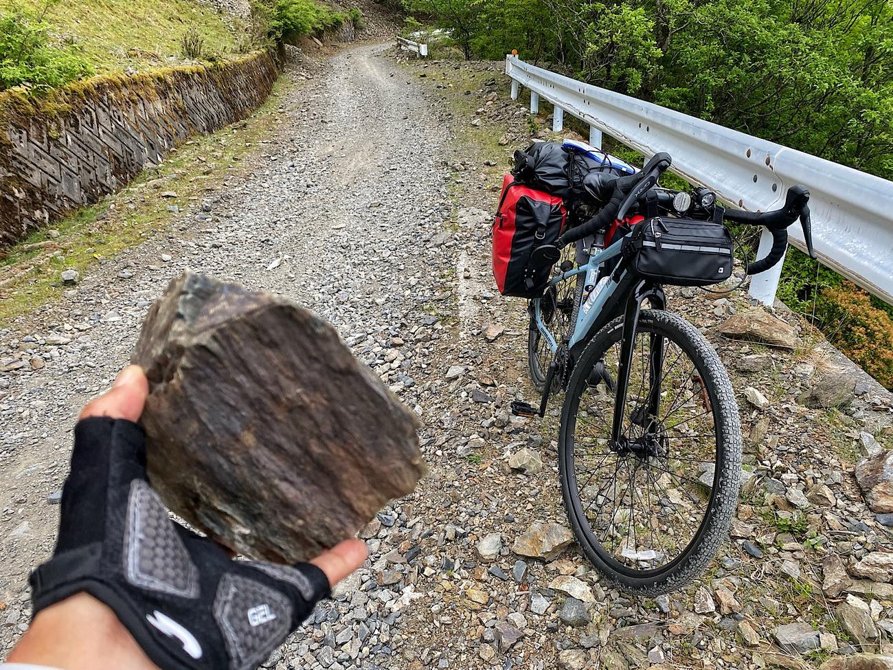 四国の剣山スーパー林道にはこんな石がゴロゴロしている
