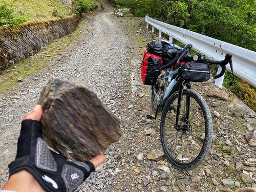 四国の剣山スーパー林道にはこんな石がゴロゴロしている