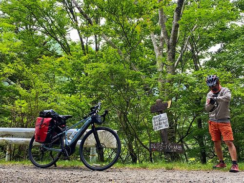 いよいよ日本最長のダートロード「剣山スーパー林道」へE-Bikeで入って行く