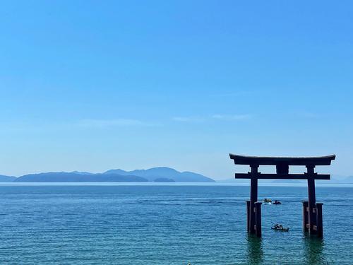 湖に立つ鳥居は白髭神社の象徴