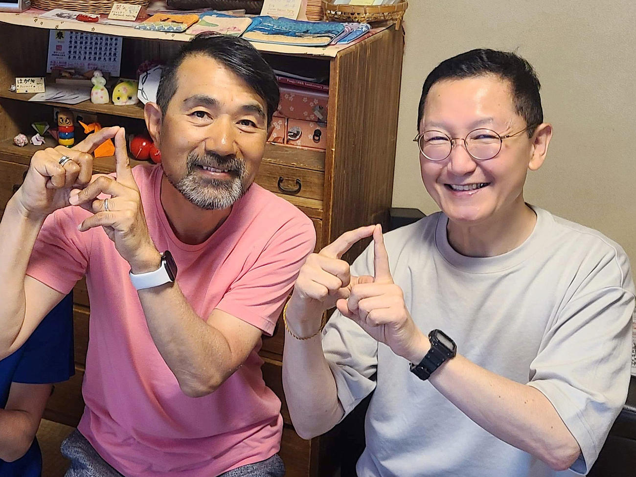 金沢の『ゲストハウス・ポンギー』のオーナーまさきさんと一緒にポンギーのPポーズをとる