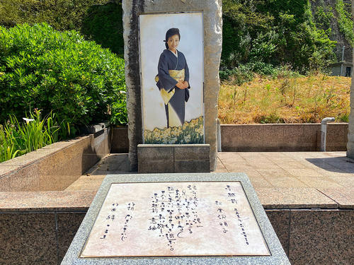 越前岬の近くにある花ゆめの駐車場で見つけた『夢越前』の歌の碑