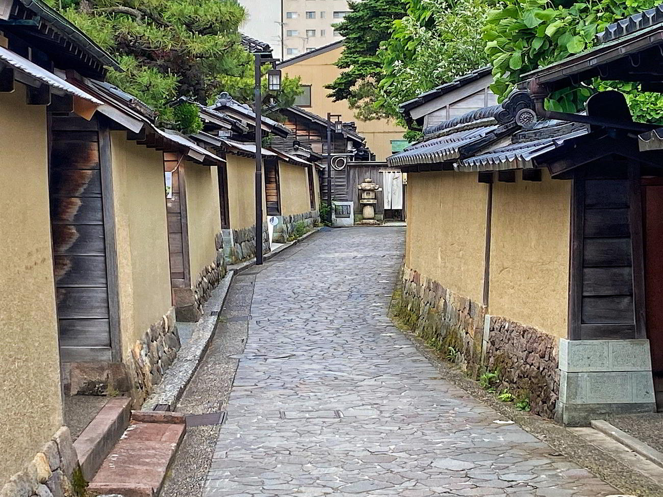 藩政期に加賀藩士が暮らしていた家屋などが保存されている『長町武家屋敷跡』を散策
