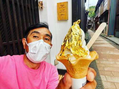 金沢で食べた名物の金箔ソフトクリーム! 味は別として(笑) 見た目のインパクトは大