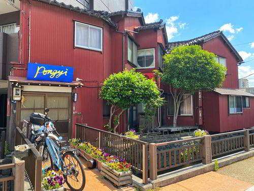 ゲストハウス・ポンギーは世界最大シェアの旅行ガイドブック「ロンリープラネット」で、日本で一番泊まりたい宿のひとつに選ばれたこともある