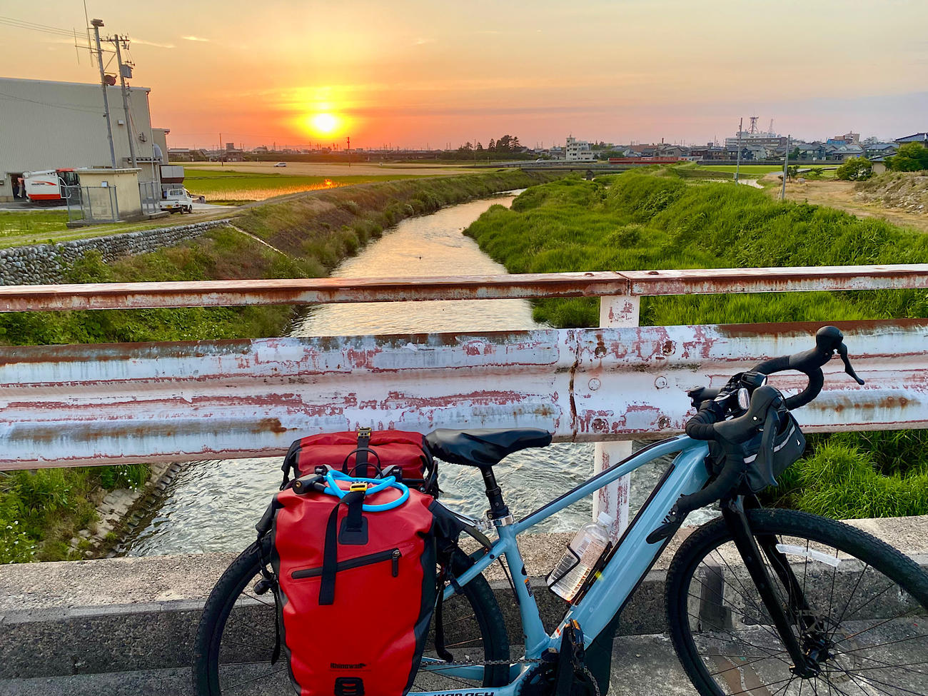 日本海に沈む夕日。旅が始まってからほとんど毎日夜間走行をしている