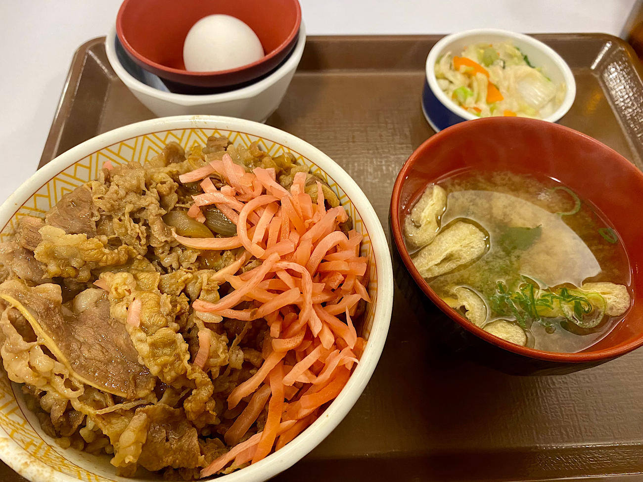 今日の夕ごはんは牛丼。早くて、安くて、栄養満点。旅の強い味方