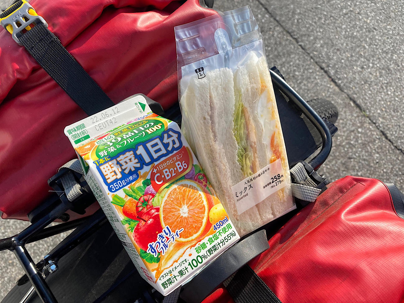 今日の朝ごはんはコンビニで買ったサンドイッチと野菜ジュース