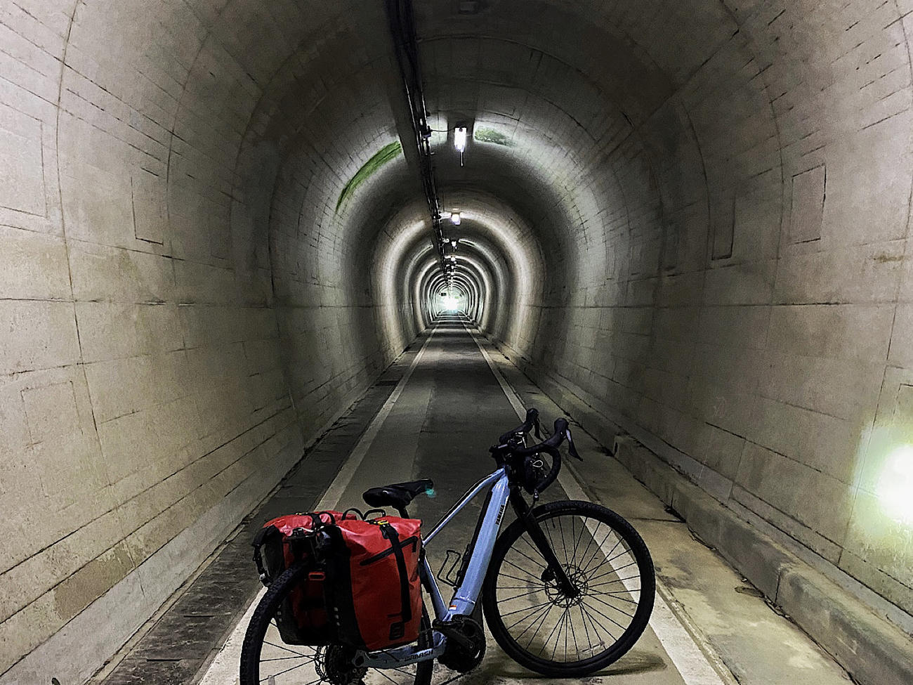 SLが走っていたトンネルを時代を超えてE-Bikeで走ることになるとは…