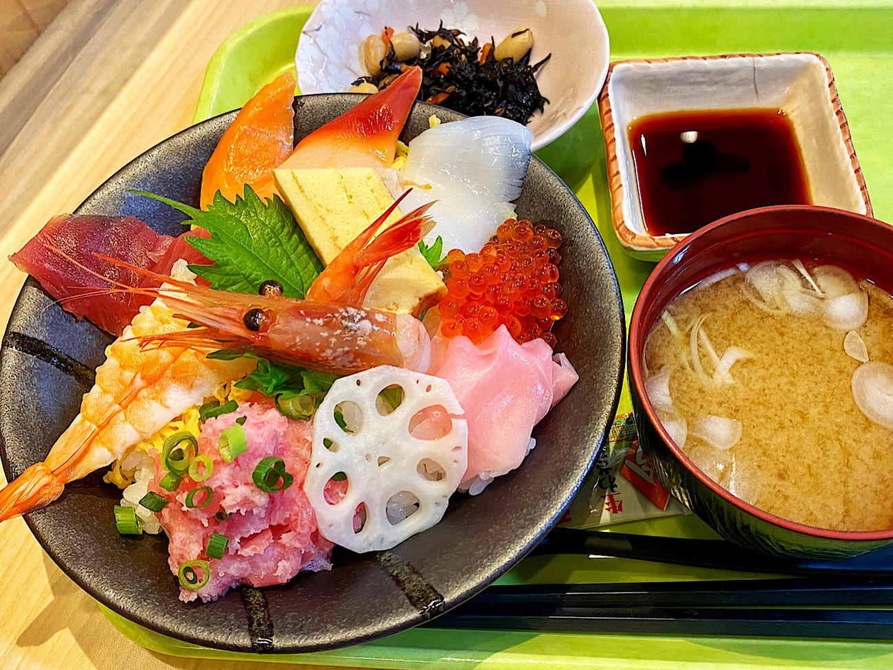海の幸が豊富な日本海。『道の駅うみてらす名立』で食べた海鮮丼はおいしかった