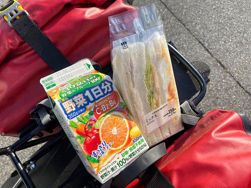 今日の朝ごはんはコンビニで買ったサンドイッチと野菜ジュース