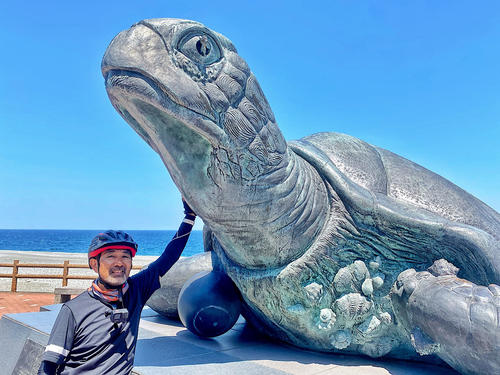 道の駅親不知ピアパークのシンボルは青銅製の巨大な海亀像『ミリオン』