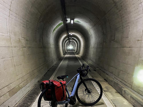SLが走っていたトンネルを時代を超えてE-Bikeで走ることになるとは…