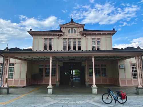 美しい木造建築の日光駅。大正時代の雰囲気が漂う