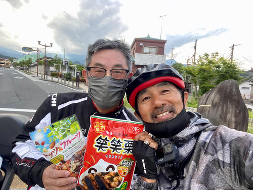 友人の直がオートバイで差し入れを持って応援に駆けつけてくれた