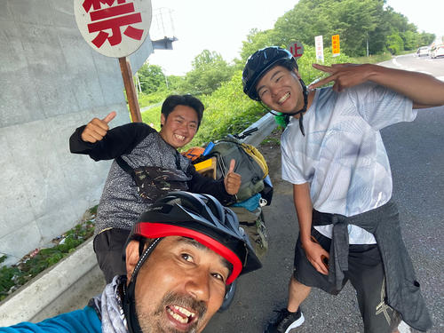 自転車で日本一周中の右『ちゃん』と左『かんた』。ふたりとも20代。良い旅を!