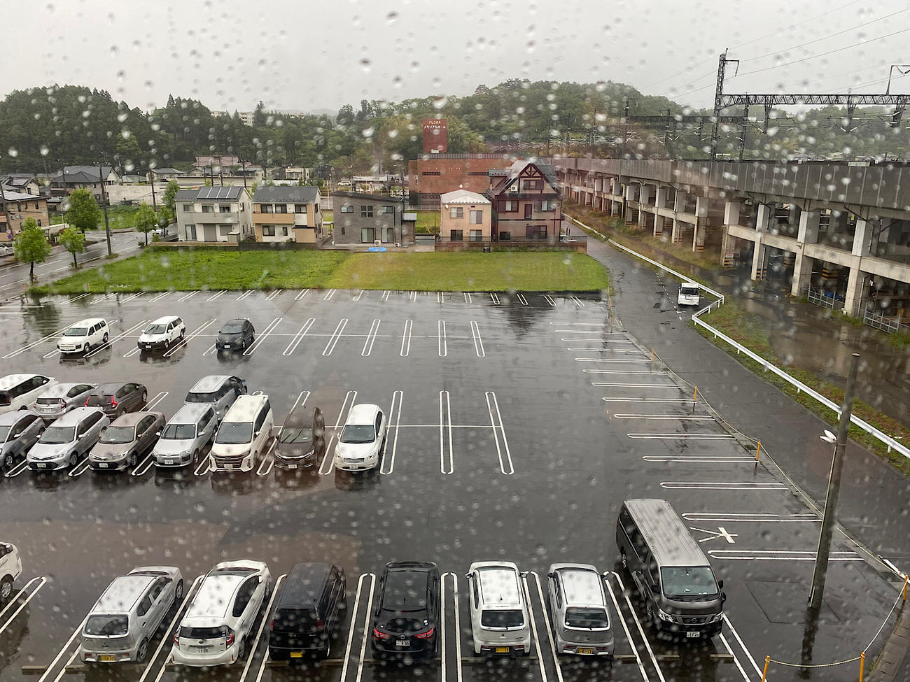白石のビジネスホテル。朝起きて窓を見ると雨だった
