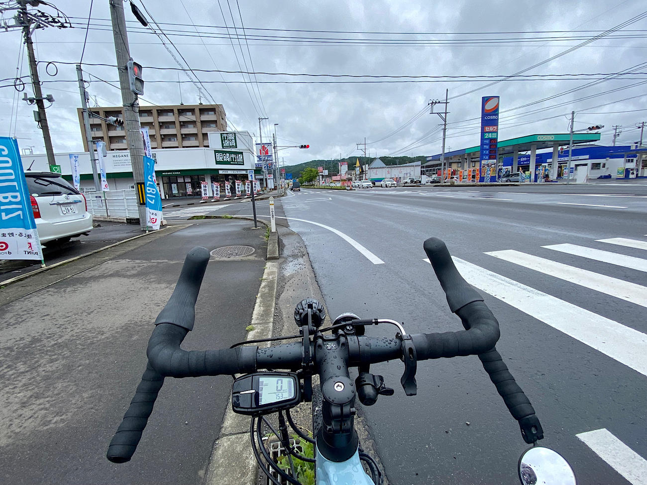 国道4号を北上する。雨は降ったり止んだりを繰り返す