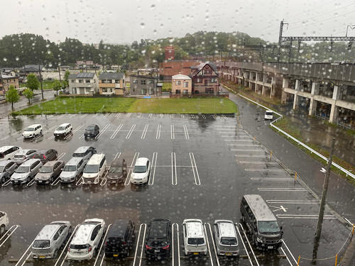 白石のビジネスホテル。朝起きて窓を見ると雨だった