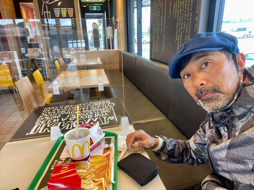 雨宿りを兼ねてマクドナルドでお昼ごはん。腹ペコなのでおいしい