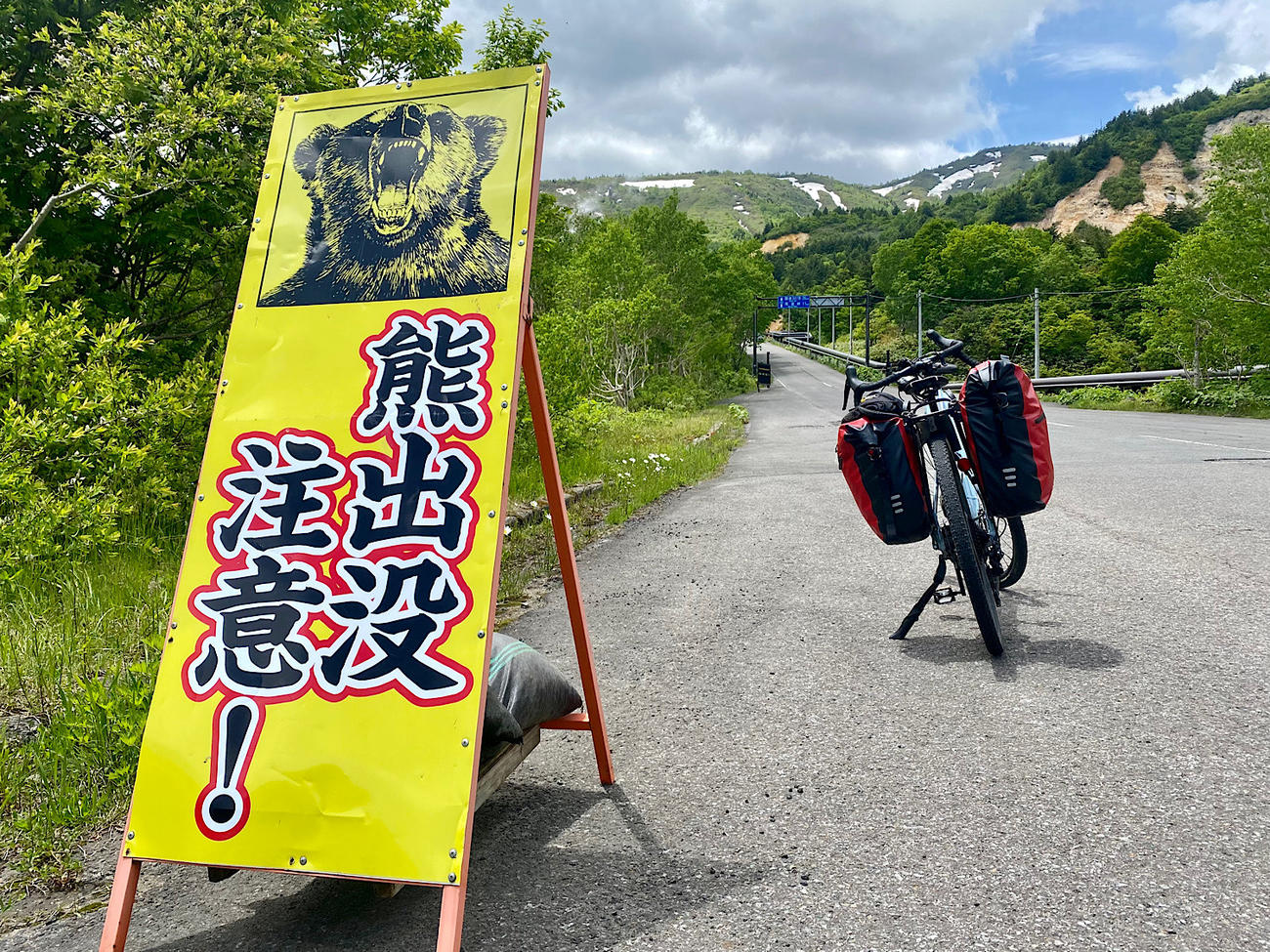 こんな看板が道に現れるとドキッとする