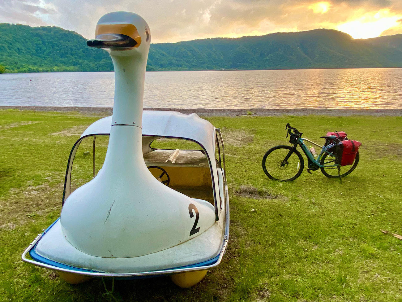 日が沈む前に十和田湖に着いた。白鳥ボートが迎えてくれた