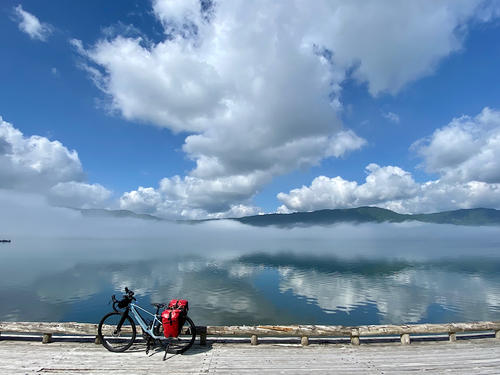 朝起きて湖へ行くと、信じられない絶景が待ち受けていた
