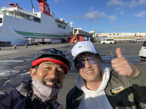 函館に住む友人の古谷さんが苫小牧港まで応援に駆けつけてくれた