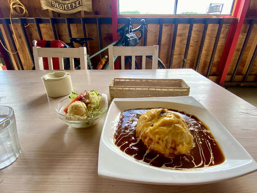 北海道最初のランチは『パパジ＆ママジ』の『とろとろ玉子の牛スジ煮込みデミグラスソースオムレツ』