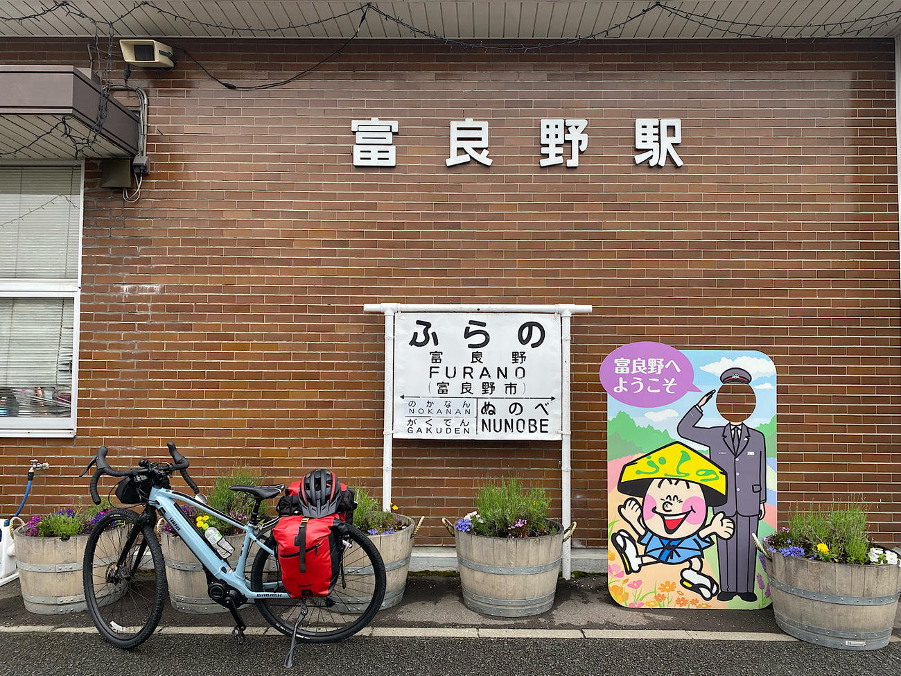 富良野駅にて。鉄道駅はその町の個性が見えるので立ち寄ることが多い