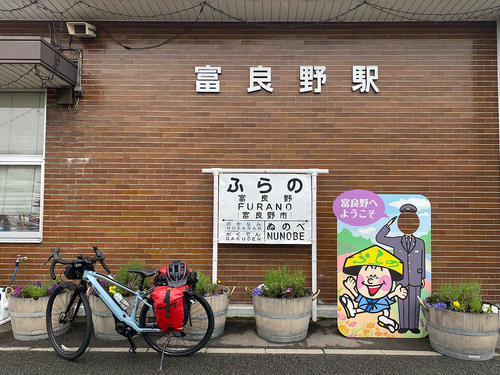 富良野駅にて。鉄道駅はその町の個性が見えるので立ち寄ることが多い