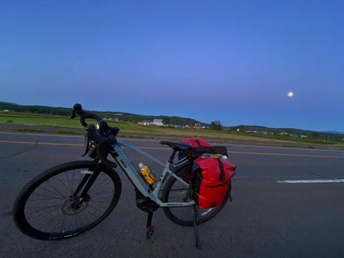 光る月を眺めながらE-BIKEを走らせる
