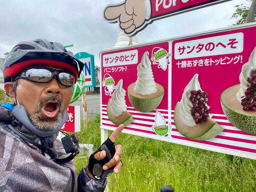 メロンのハーフカットの真ん中に聳え立つソフトクリームはインパクト大