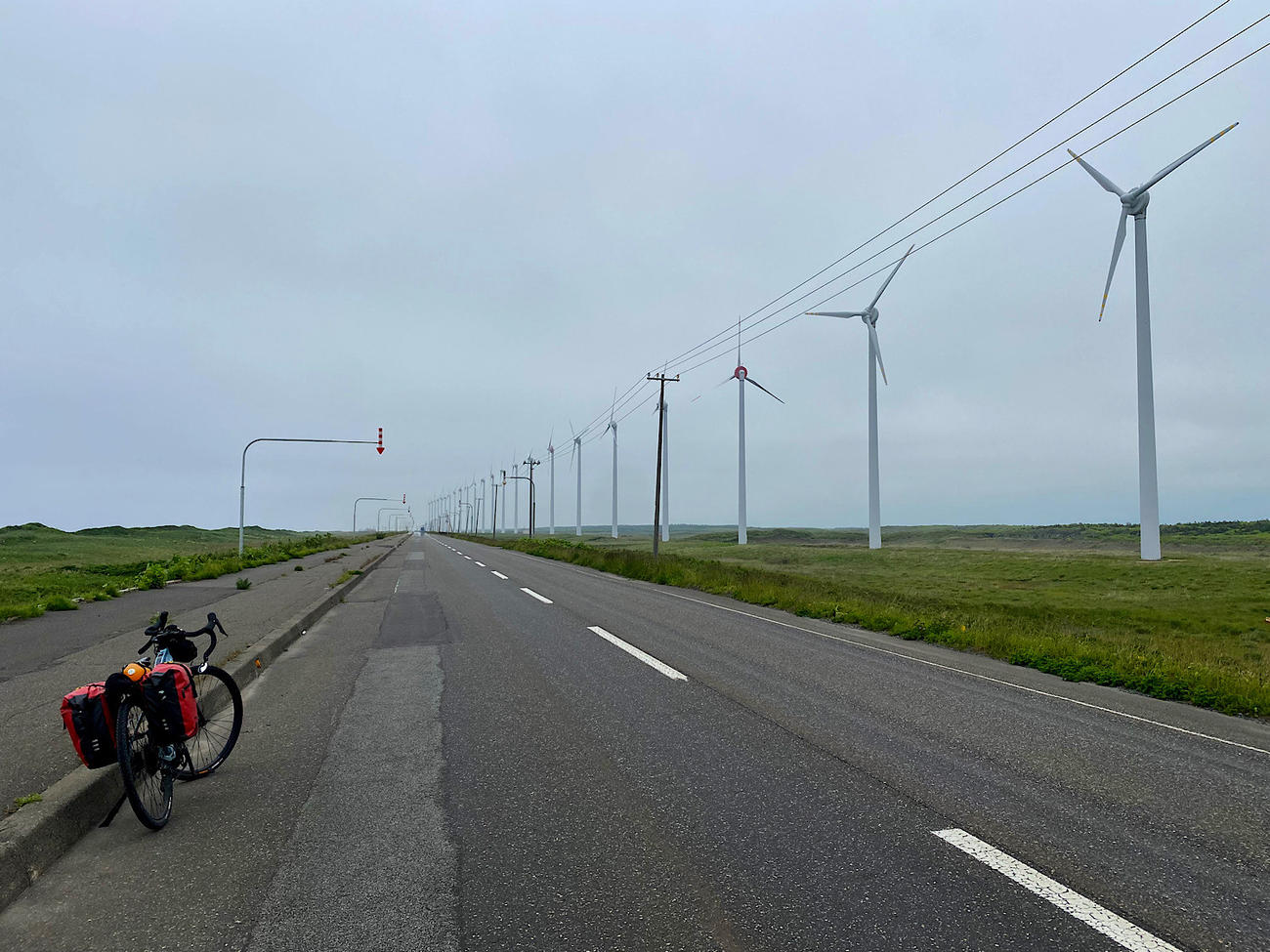 ステージ17『サロベツ原野・道道106号』。28基の風車が並ぶ、オトンルイ風力発電所