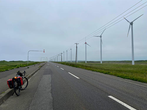 ステージ17『サロベツ原野・道道106号』。28基の風車が並ぶ、オトンルイ風力発電所