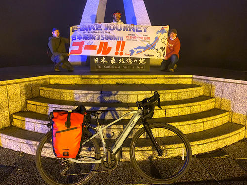 小原くんと平塚くんと3人で、宗谷岬の碑の前で記念撮影。30日間日本縦断達成の瞬間。事故もなく無事ゴールができて本当によかった！