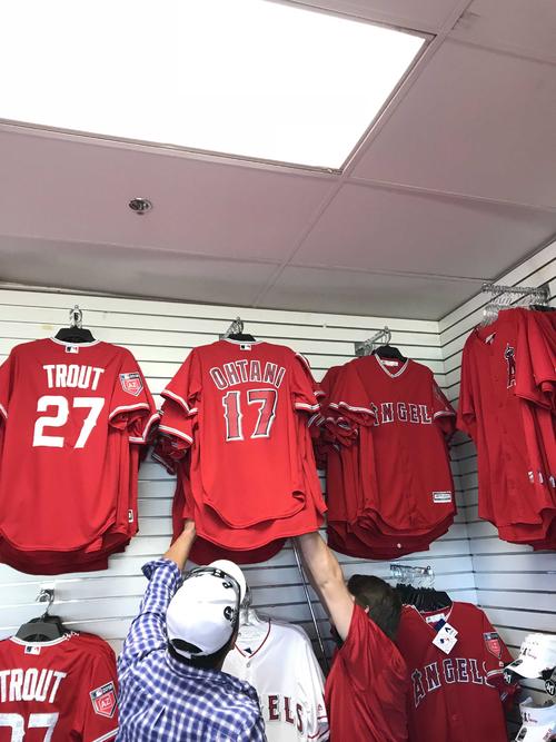 地元でも大谷選手の人気は高く、球場内のショップでは17番OHTANIと書かれたユニホームが飛ぶように売れています