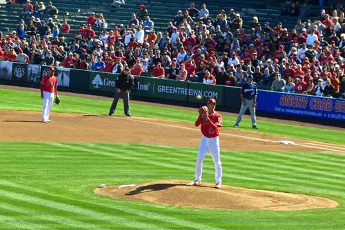 24日に投手デビュー戦でマウンドに立った大谷。注目の一戦は多くの観客が詰めかけ、大歓声が上がっていました
