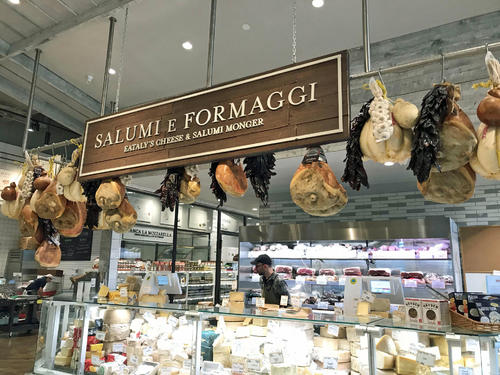 チーズやサラミ、ハムも量り売りしてもらえるので、色々な種類を試してみることができます