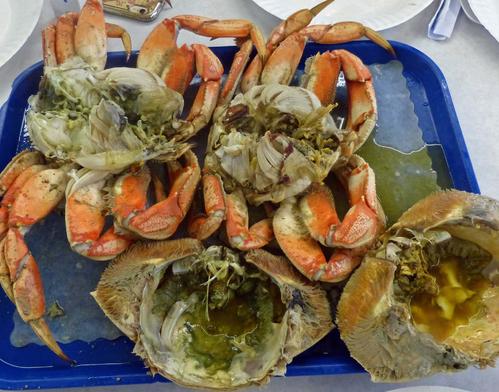 ゆでたての生のカニを豪快に食べられるのもレドンドビーチのピアならでは