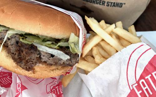 これでオリジナルサイズ。普通のハンバーガーよりもかなりボリュームがありますが、肉そのもののおいしさもあり、さほどヘビーには感じません。