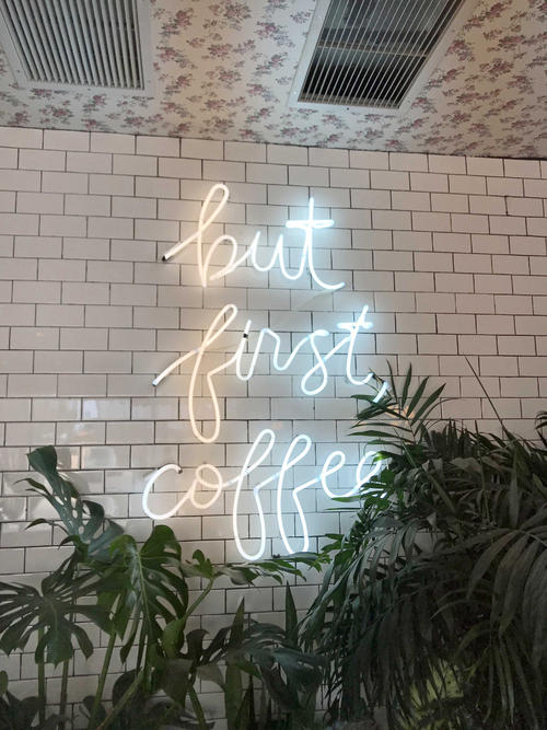 どの店舗の壁にもブランドコンセプトの”But First, Coffee”の文字が
